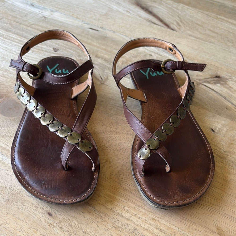 Yuu Brown Sandals with Gold Accents